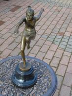 beeld van een historische danseres met een bronzen kap, gesi, Ophalen of Verzenden, Brons