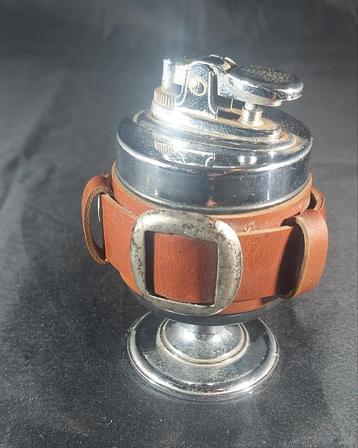 Vintage tafelaansteker met lederen accent  beschikbaar voor biedingen