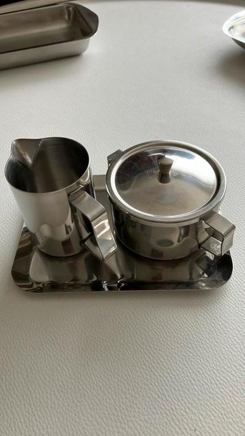 Melk en suikerpot op schoteltje inox 18/8 beschikbaar voor biedingen