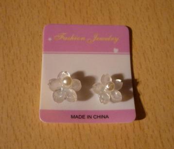 Witte bloem oorbellen met centrale parel met magneten beschikbaar voor biedingen