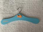 Houten kleerhanger voor kinderkleding vis Pericles, Kinderen en Baby's, Ophalen of Verzenden, Zo goed als nieuw