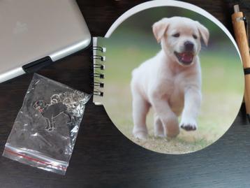 Set met allerlei gadgets: slijpers, notaboekje, tasje, hond beschikbaar voor biedingen