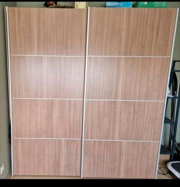 Belle armoire à 2 portes coulissantes  disponible aux enchères