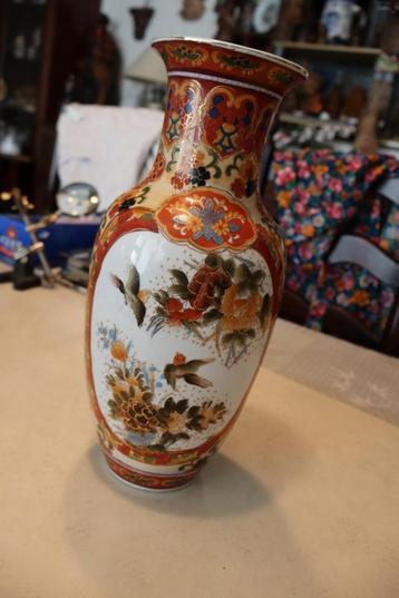 Oude Porseleinen Chinese vaas Gestempeld beschikbaar voor biedingen