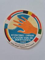 Vintage Gomsticker Internationale Campagne lichten voertuig, Verzamelen, Stickers, Auto of Motor, Ophalen of Verzenden, Zo goed als nieuw
