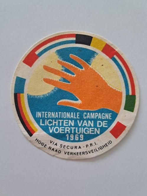 Vintage Gomsticker Internationale Campagne lichten voertuig, Verzamelen, Stickers, Zo goed als nieuw, Auto of Motor, Ophalen of Verzenden