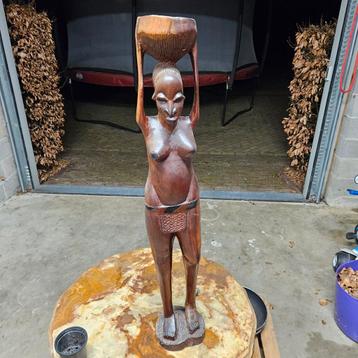 Houten afrikaans beeld beschikbaar voor biedingen