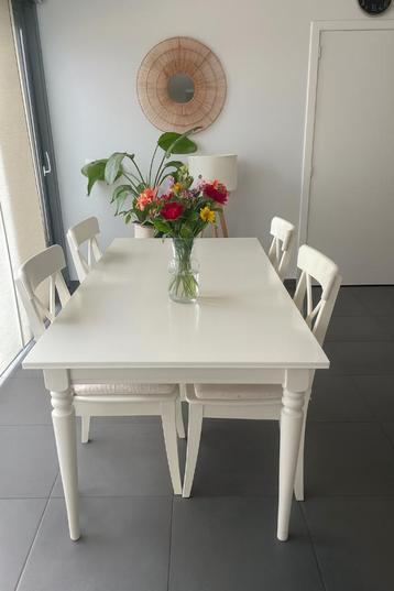 Eettafel + stoelen beschikbaar voor biedingen