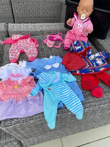 Pop babyboxen met diverse outfits beschikbaar voor biedingen