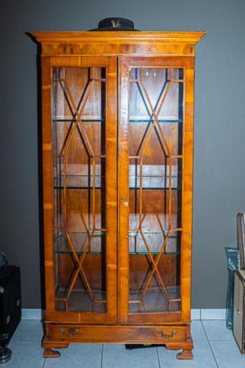  Magnifieke Engelse vitrinekast in taxus beschikbaar voor biedingen