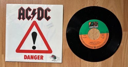 45T SINGLE AC/DC - DANGER/BACK IN BUSINESS - POSTERHOES, Cd's en Dvd's, Vinyl Singles, Zo goed als nieuw, Single, Rock en Metal