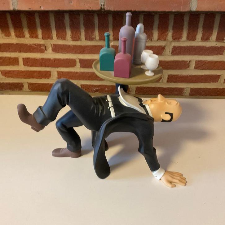 Tintin - Figurine de Nestor "au plateau", Verzamelen, Stripfiguren, Zo goed als nieuw, Beeldje of Figuurtje, Kuifje, Ophalen