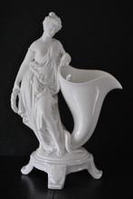 Statuette en porcelaine et biscuit femme antique dénudée, Enlèvement ou Envoi
