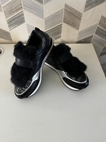 Nieuwe  guess schoenen 38  beschikbaar voor biedingen