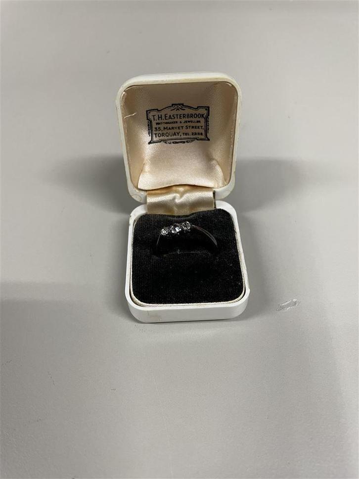 9 karaat goud ring met drie heldere stenen - gouden ring, Handtassen en Accessoires, Ringen, Zo goed als nieuw, Goud, Goud, Ophalen of Verzenden