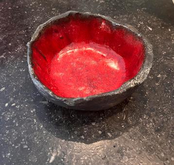 Rode asbak in fatlava stijl beschikbaar voor biedingen