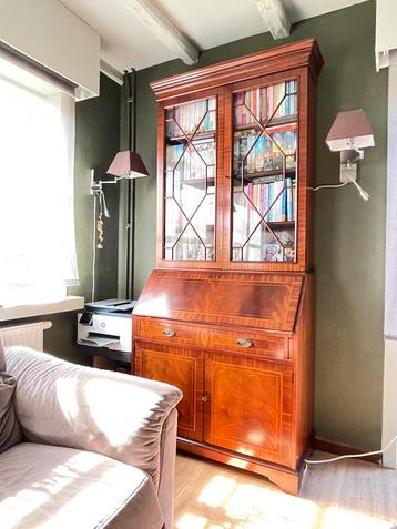 Secretaire met boekenkast beschikbaar voor biedingen