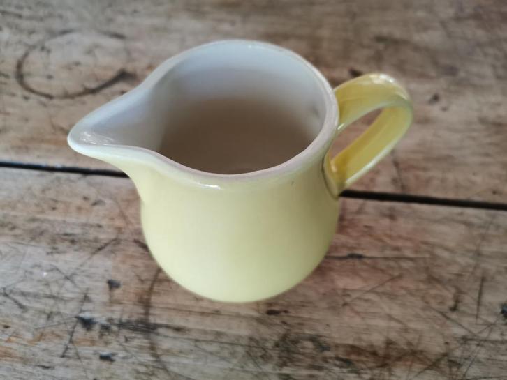 Vintage melkkan Boch Frères La Louvière pastel geel., Antiek en Kunst, Antiek | Servies los, Ophalen of Verzenden