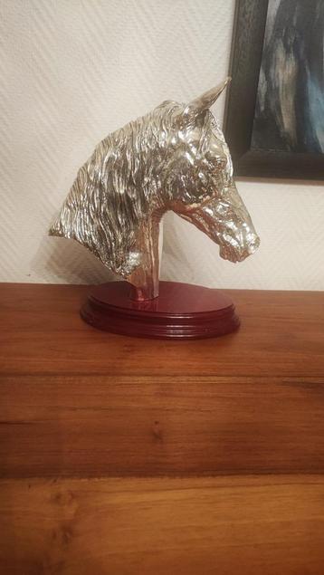 Vintage verzilverd paardenhoofd in metaal op houten sokkel beschikbaar voor biedingen