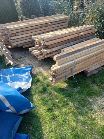 Houten balken en planken beschikbaar voor biedingen