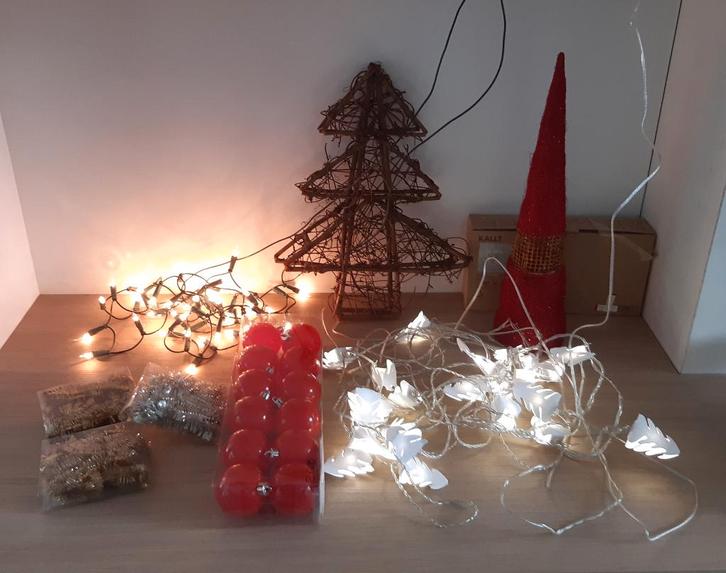 Kerstversiering: 2 lichtslingers, ballen, decoratie..., Divers, Noël, Utilisé, Enlèvement ou Envoi
