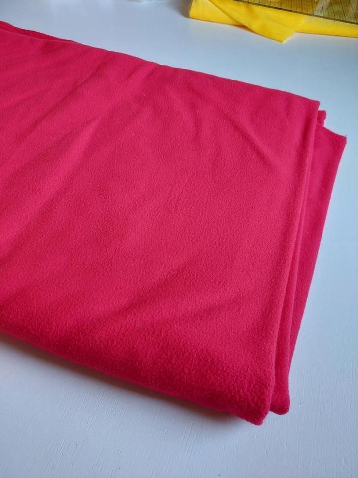 2 mètres de tissu polaire fin - rouge, Hobby & Loisirs créatifs, Tissus & Chiffons, Neuf, Polyester, 120 cm ou plus, 200 cm ou plus
