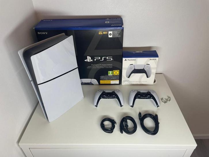 PS5 Slim Digital Edition + 2 Controllers + Kabels, Games en Spelcomputers, Spelcomputers | Sony PlayStation 5, Zo goed als nieuw