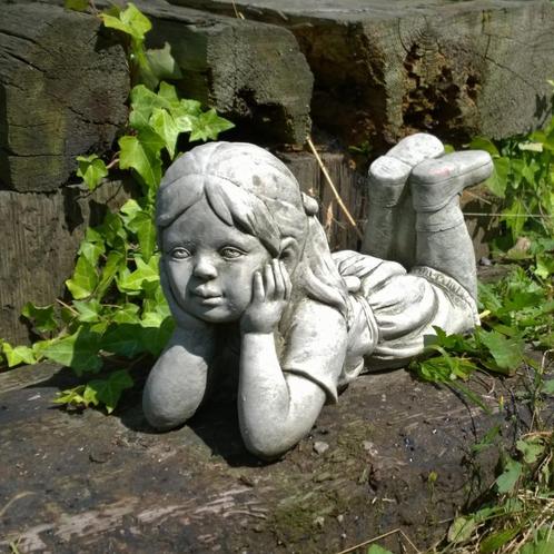 Betonnen tuinbeeld - liggend meisje, Jardin & Terrasse, Statues de jardin, Neuf, Homme, Béton, Enlèvement ou Envoi