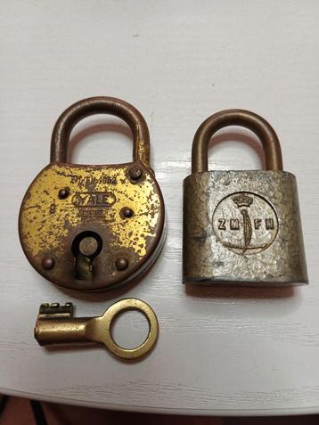 Oude hangsloten  beschikbaar voor biedingen