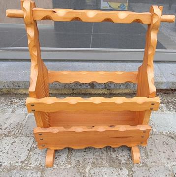 Vintage houten krantenbak beschikbaar voor biedingen