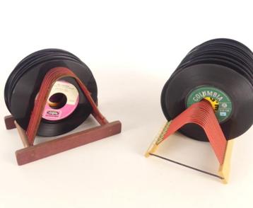 Vintage platenhouders met een lot 45 singles beschikbaar voor biedingen