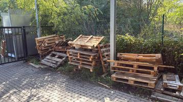 Kapotte Palletten gratis af te halen beschikbaar voor biedingen