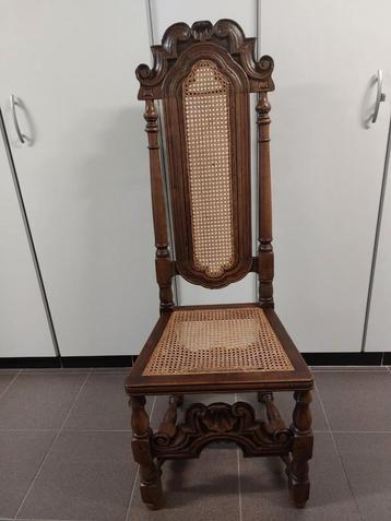 Antieke stoel beschikbaar voor biedingen