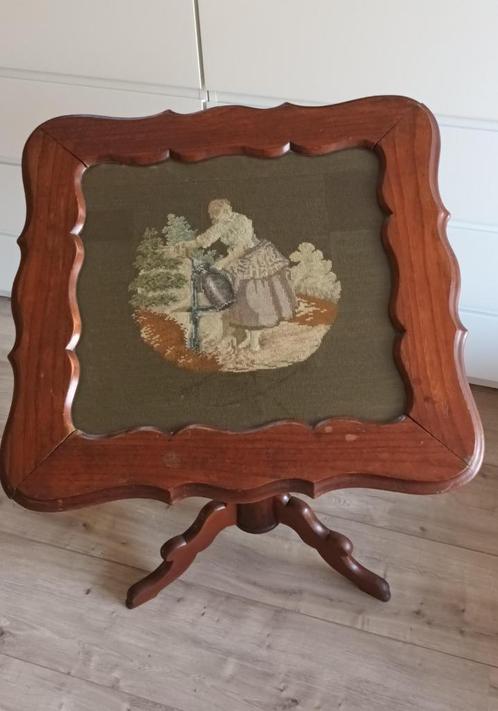 Antieke bijzettafel, Huis en Inrichting, Tafels | Bijzettafels, Gebruikt, Vierkant, 45 tot 60 cm, 55 tot 75 cm, Hout, Ophalen