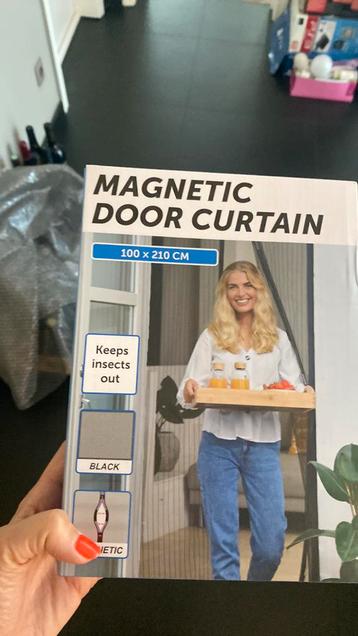 Magnetisch vliegendeur beschikbaar voor biedingen
