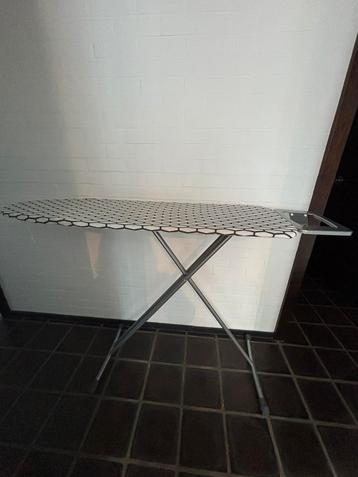 2 strijkplanken met extra hoes beschikbaar voor biedingen