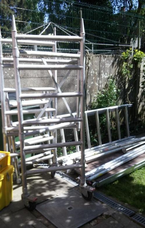 Steiger en Stellinghaken met Loopbrug en ladders in een SET, Bricolage & Construction, Échafaudages, Comme neuf, Autres types
