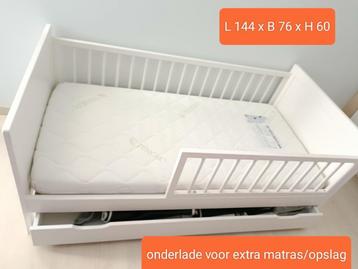Peuterbed met (opberg)lade en matras, wit, goede staat! beschikbaar voor biedingen