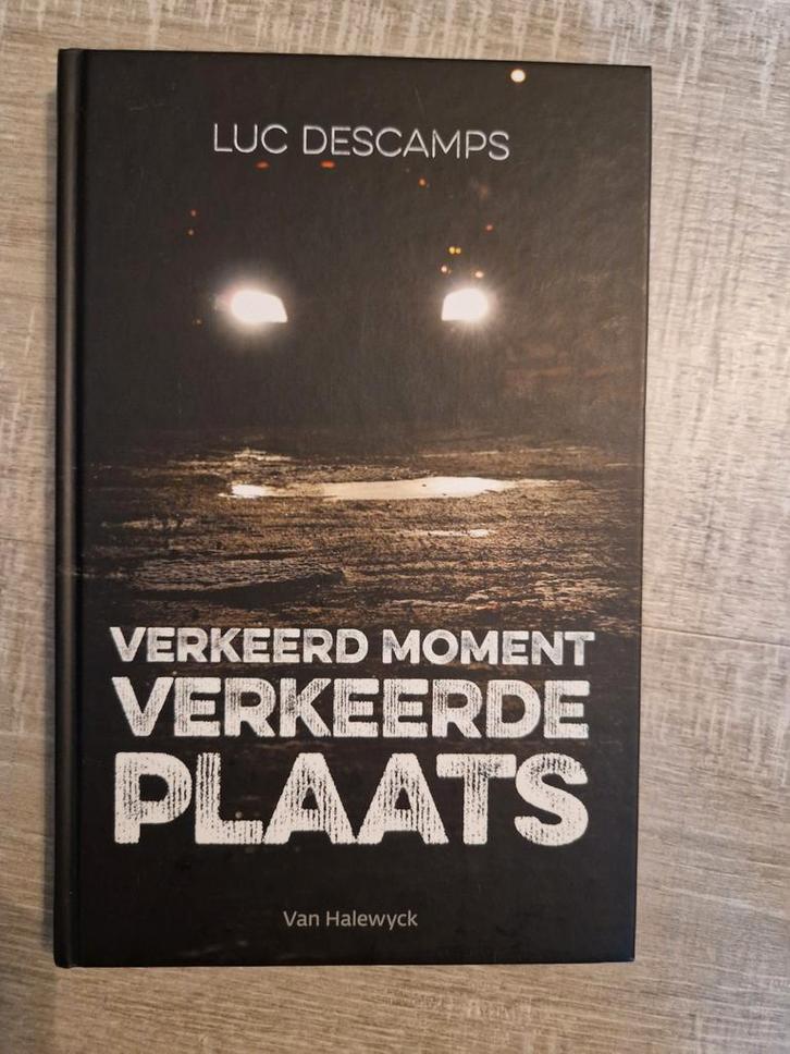 Luc Descamps - Verkeerd moment, verkeerde plaats, Boeken, Kinderboeken | Jeugd | 13 jaar en ouder, Zo goed als nieuw, Ophalen of Verzenden