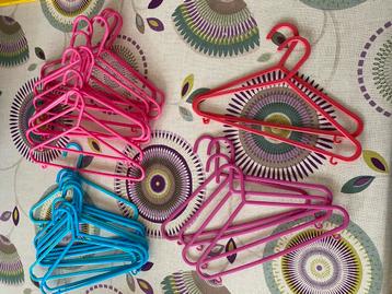 Lot de cintres multicolores - 25 cintres - Pour enfant beschikbaar voor biedingen