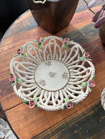 Panier avec roses - porcelaine disponible aux enchères