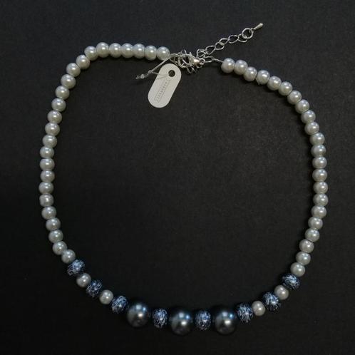 Ketting met zilveren en zwart gemarmerde parels, Handtassen en Accessoires, Kettingen, Nieuw, Zilver, Zilver, Verstelbaar, Ophalen of Verzenden