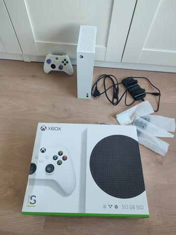 Xbox Series S + controller + accessoires beschikbaar voor biedingen
