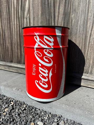 Oude metalen ton Coca Cola beschikbaar voor biedingen