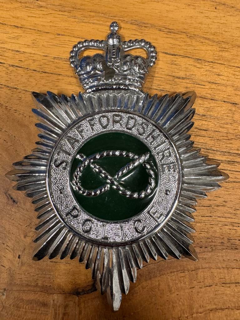 Plaque de casque Mint Staffordshire Police, Collections, Enlèvement ou Envoi, Gendarmerie, Emblème ou Badge