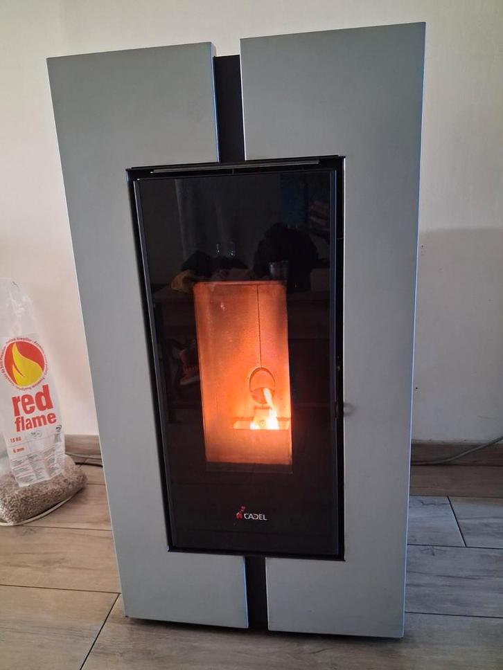 Te koop aangeboden: Een goed onderhouden Cadel Fenice pellet, Maison & Meubles, Poêles, Poêle à granulés, Enlèvement