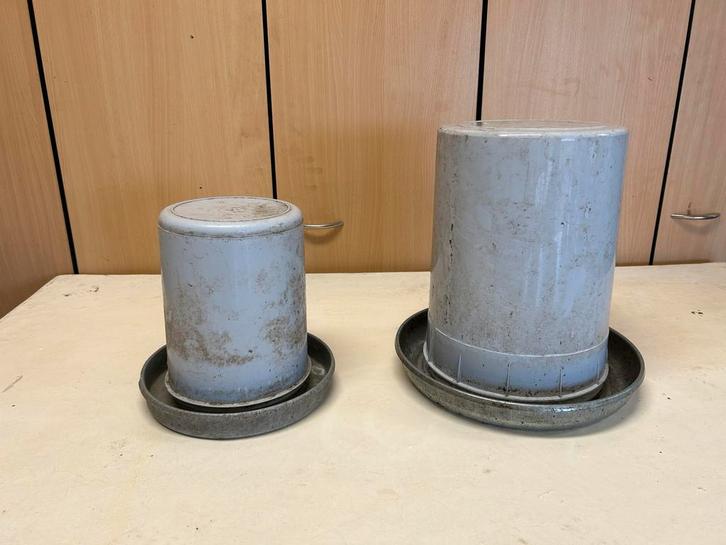 Kippen drink emmers 2 stuks (PRIJS BESPREEKBAAR ), Dieren en Toebehoren, Pluimvee | Toebehoren, Zo goed als nieuw, Drinken en Voederen