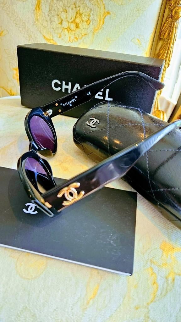 Chanel zonnebril Authentic met doos, case en boekje, Autres marques, Enlèvement ou Envoi, Comme neuf, Lunettes de soleil
