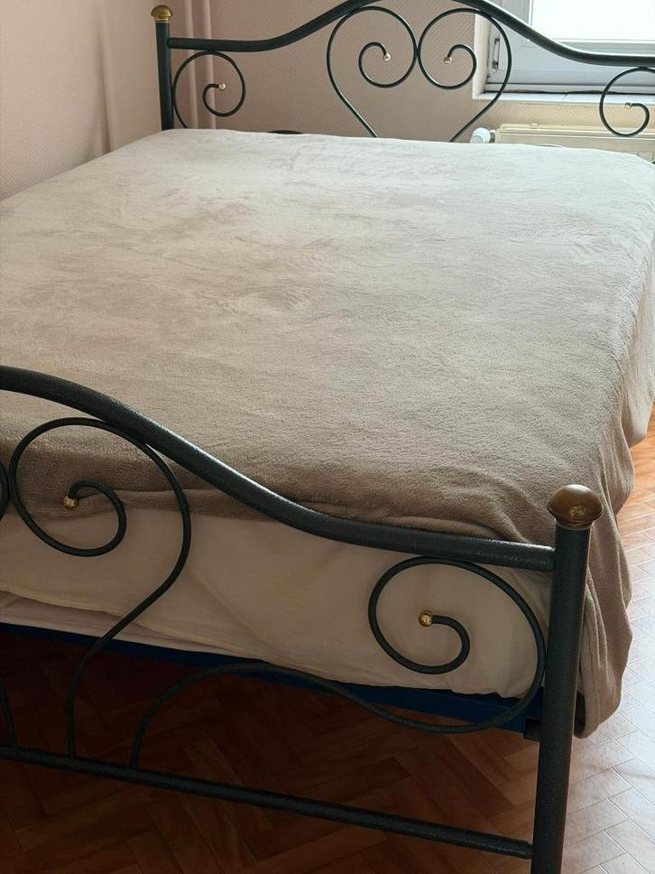 lit 2 personnes de 140 x 200 cm, Huis en Inrichting, Slaapkamer | Bedden, Gebruikt, Tweepersoons, 140 cm, 200 cm, Metaal, Groen