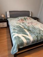 Stevige slaapkamer met make up tafel poefje en klerenkast, Huis en Inrichting, Ophalen